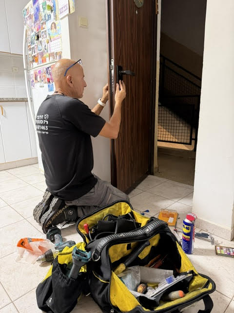 החלפת מנעול לדלת פלדלת בחדרה על ידי זהבי מנעולן